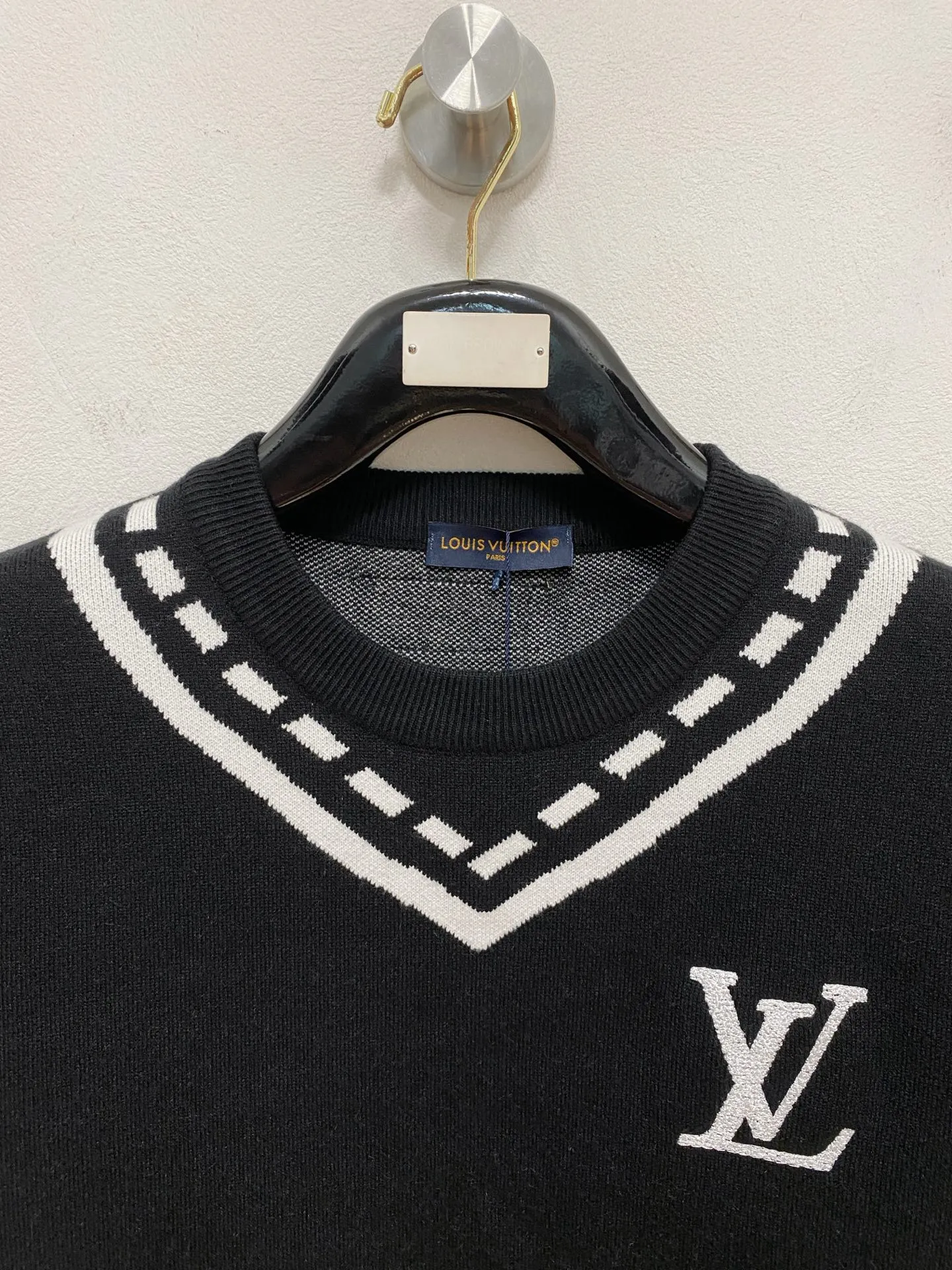 🅿️440 LV V-neck sweater, made of wool blended yarn, has good warmth retention, fluffy and soft, doubles skin care, giving you a lightweight wearing experience. High-quality natural fibers ensure high-quality life. The whole piece adopts solid color single-sided craftsmanship, leaving loose space when fit, solid color plain weave, neat texture, solid color design, durable and high-end. The workmanship is meticulous, fashionable and versatile. The reverse shoulder design is simple and comfortable. At the same time, it uses counter stitching to highlight the quality in the details, making the temperament more low-key, restrained, calm and stylish, and better showing the clean and tidy side of successful men. The collar, cuffs, and hem are made of dense rib weaving, which is tight and elastic, not easy to deform, and highlights the details and texture. Whether worn alone or layered, it can not only give you a warm feeling, but also give you a sophisticated sense of fashion.      Size: M-XXXL